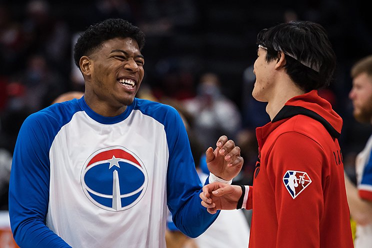 渡邊雄太（右）との日本人対決を前に笑顔をのぞかせる八村塁　©Getty Images