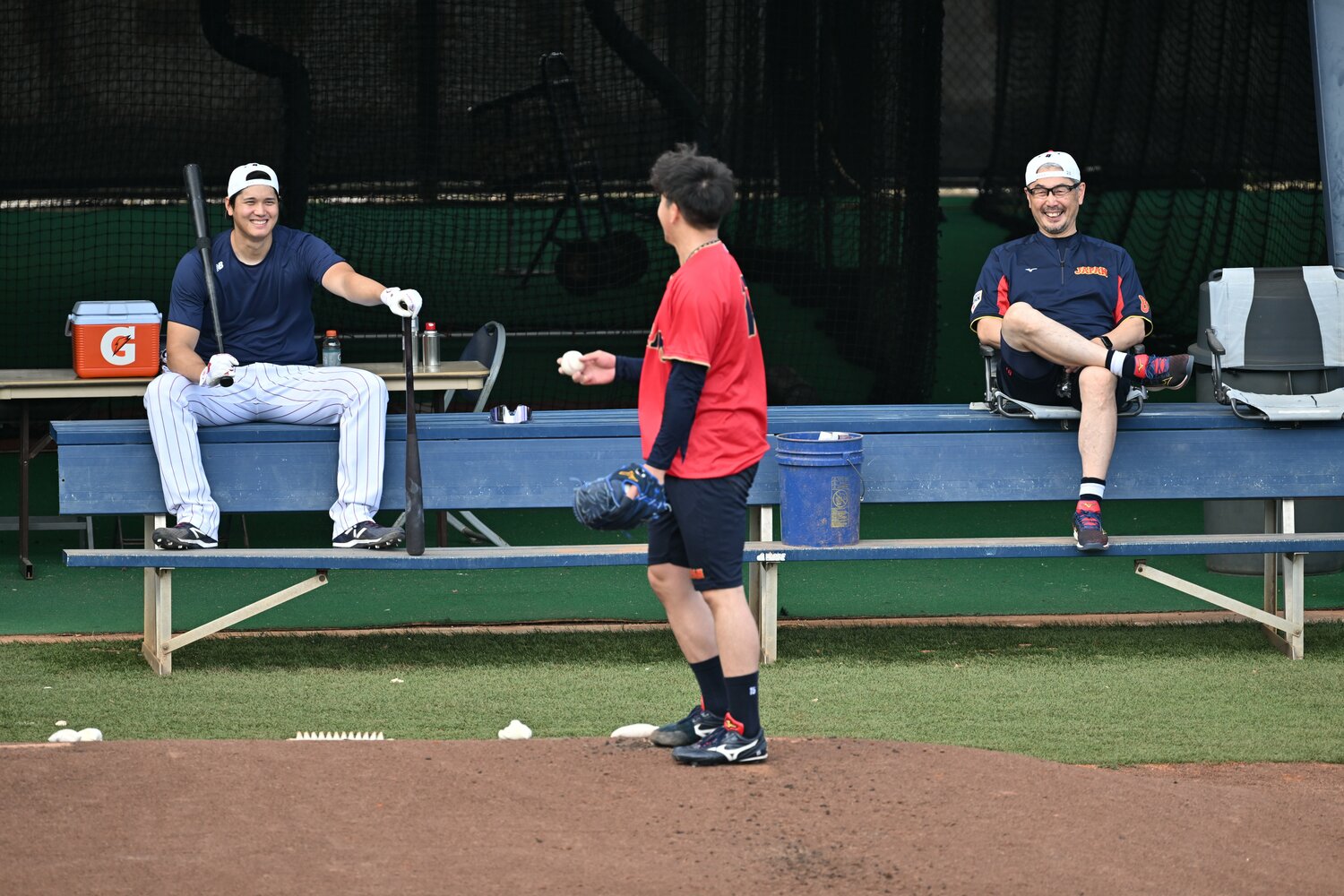 大谷翔平と大勢の投球練習を見守る吉井監督 ©︎Naoya Sanuki