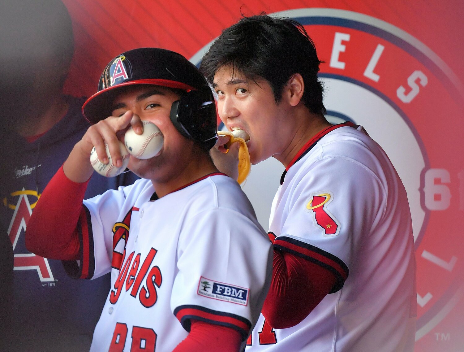 試合前、ベンチでバナナを食べる大谷　©JIJI PRESS