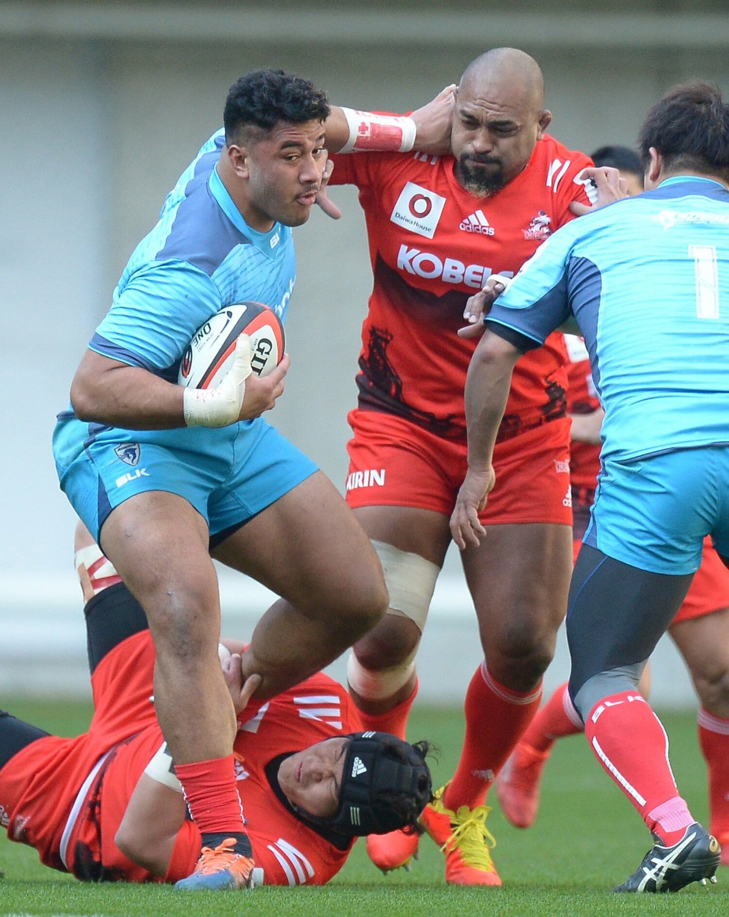 神戸戦では赤いソックスを着用してプレー。トンガ出身の日本代表PR中島イシレリ(右)をトイメンに大暴れをみせた ©︎Sankei Shimbun