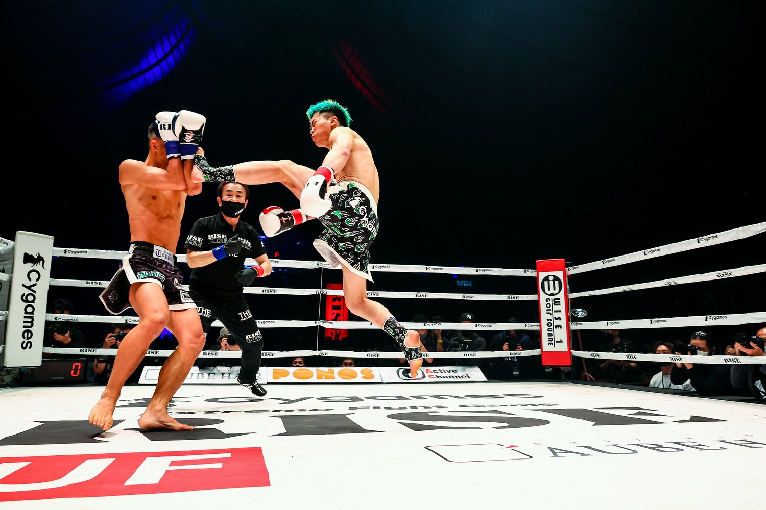 第1ラウンド開始直後に跳び蹴りを放つなど、自ら圧力をかけた那須川　©Susumu Nagao