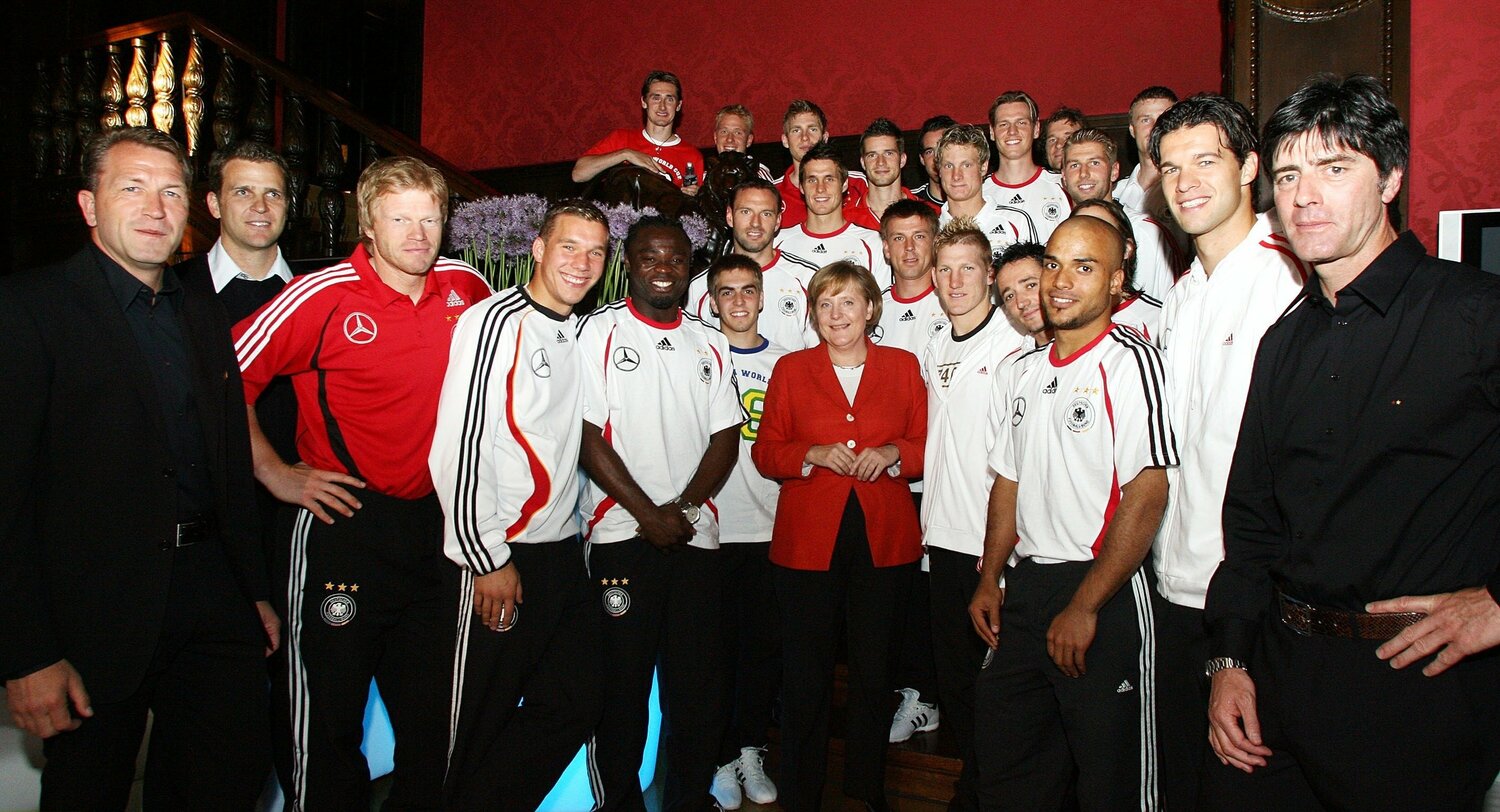 ドイツ代表チームのもとを訪れて激励するメルケル元首相（2006年）©︎Getty Images