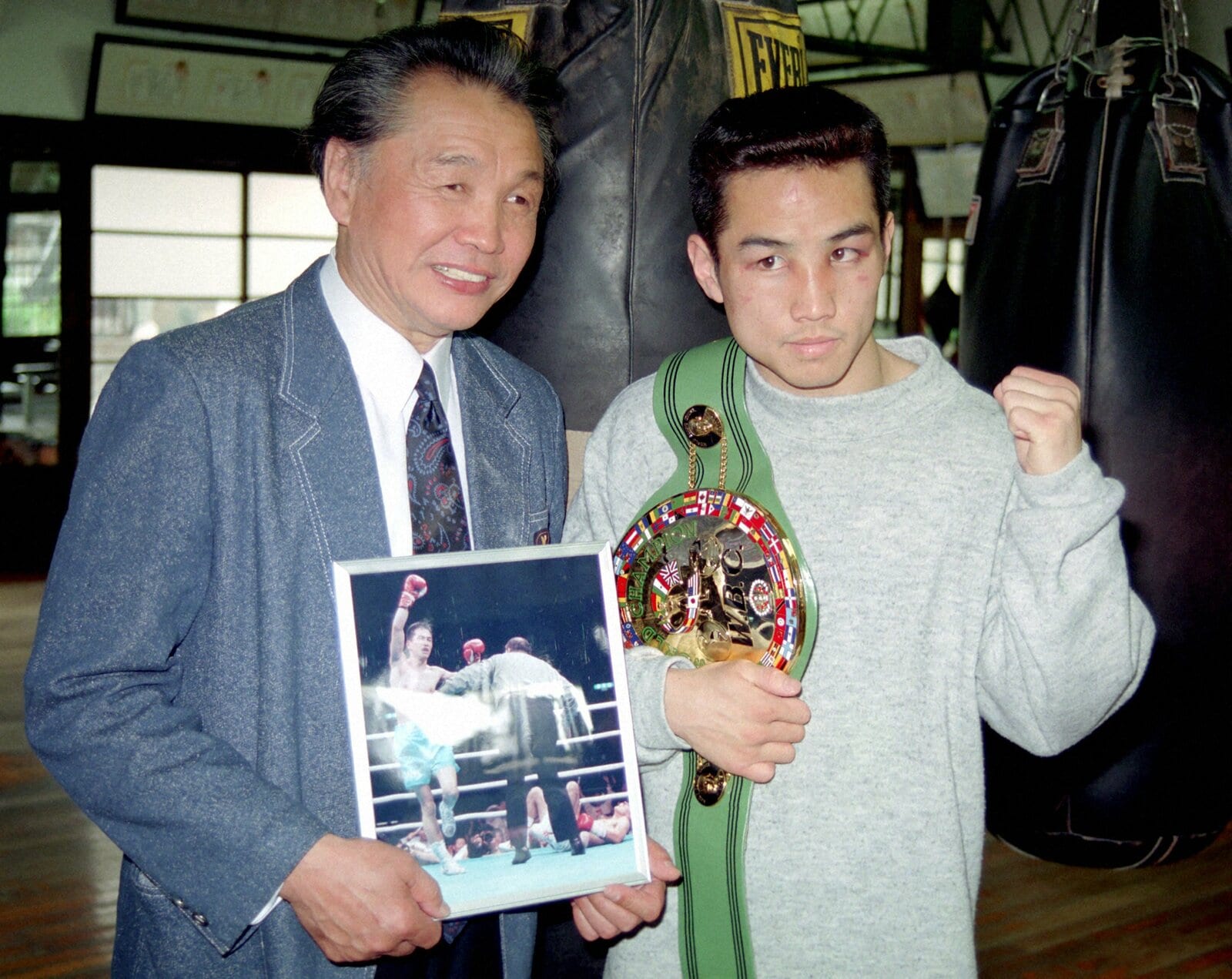 1994年5月 WBC世界スーパーフライ級王者となり米倉健司会長と記者会見に臨む 🄫NIKKAN SPORTS 