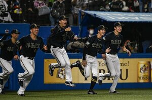 「ずっと弱かったんで」オリックス日本一の夜に比嘉幹貴（39歳）が噛み締めた想いとは？ 低迷期を知るベテランの「こんな日が来るとは」