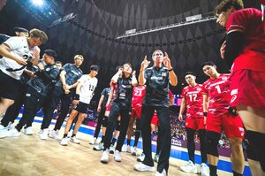 【NEW】男子バレー11連勝のウラに“勝利の女神”が？「ティリさんに責められてると思ったら、冗談だった」フランス人監督の感情まで代弁する新通訳の“スゴイ経歴”
