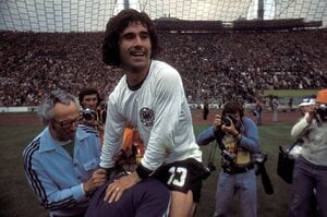 《訃報》バイエルン番記者が振り返る“爆撃機”ゲルト・ミュラーの人生…恐れられ、愛された「566ゴール」