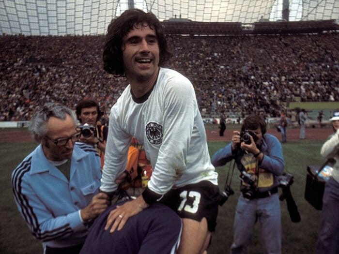 《訃報》バイエルン番記者が振り返る“爆撃機”ゲルト・ミュラーの人生…恐れられ、愛された「566ゴール」＜Number Web＞ photograph by AFLO