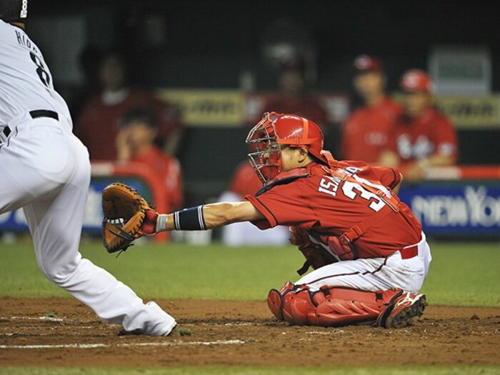 今季も正捕手が決まらなかった阪神。学ぶべきは広島ベテランの“生活感”!?＜Number Web＞ photograph by Hideki Sugiyama