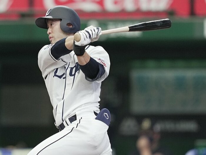 東京五輪を前に人生初の骨折「しゃあないなぁ」西武浮上のカギを握る外崎修汰に期待したい“予想外の一発”＜Number Web＞ photograph by Sankei Shimbun