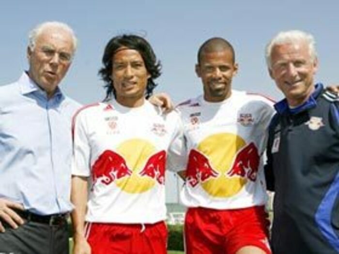 三都主と宮本が開ける扉。＜Number Web＞ photograph by AFLO