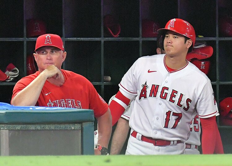 大谷翔平の指揮官・ネビン監督（52歳）とは何者なのか？ イチローからも「好きですね」と称賛される気さくなボス「毎日26人全員の選手と話す」 - MLB  - Number Web - ナンバー