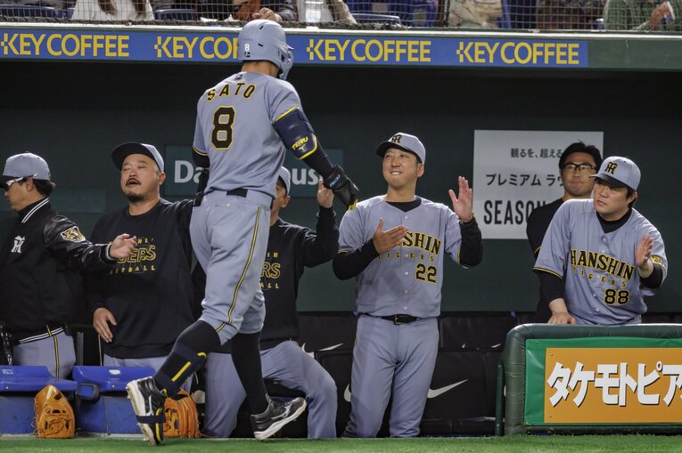 ホームランを放った佐藤輝明をベンチで迎える藤川球児監督　©Kiichi Matsumoto