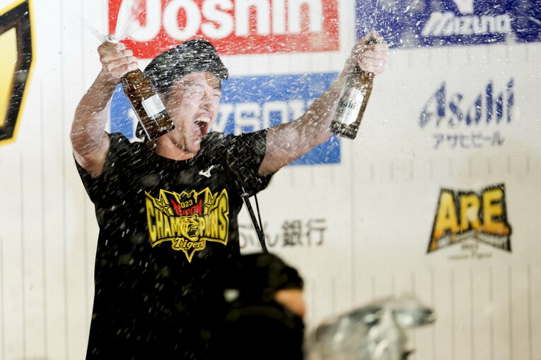 日本一のビールかけで両手にビンをもち大噴射するMVP近本光司（3枚目／全3枚）©︎Kiichi Matsumoto