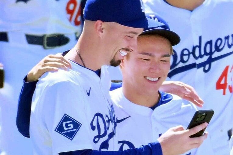 ドジャースのブレイク・スネル（32歳）と山本由伸（27歳）。2人の仲の良さがアメリカメディアでも話題になっている ／ photograph by JIJI PRESS