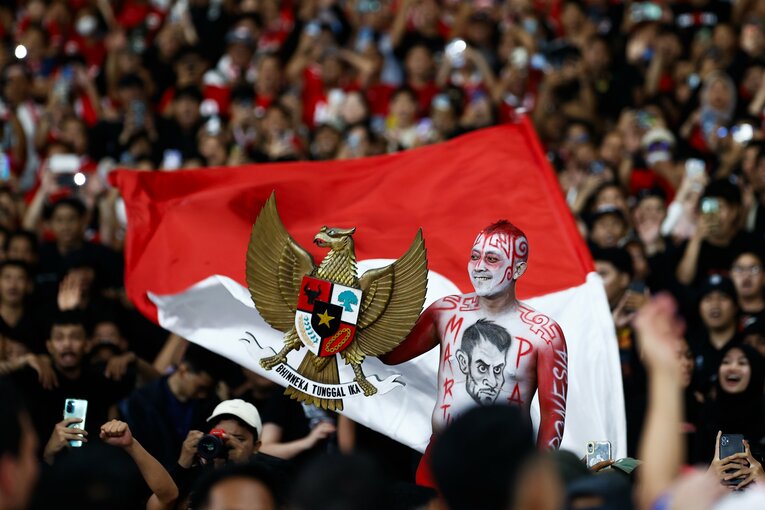 国章のガルーダを掲げて応援するインドネシアのサポーター　©Getty Images