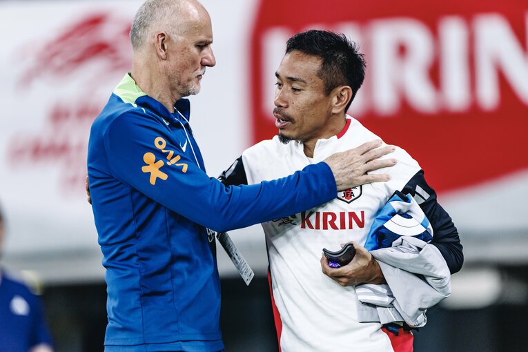 【計30枚超：“テレビに映らない”日本代表ブラジル戦歴史的初勝利】ブラジルのスタッフと旧交を温める長友佑都…写真はまだまだ続きます　©Kiichi Matsumoto