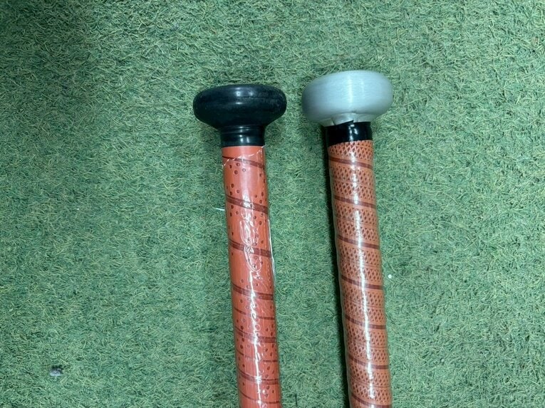 右は市販モデルのグリップエンド。谷渕君の特注サイズはこれよりもグリップエンドが大きいという