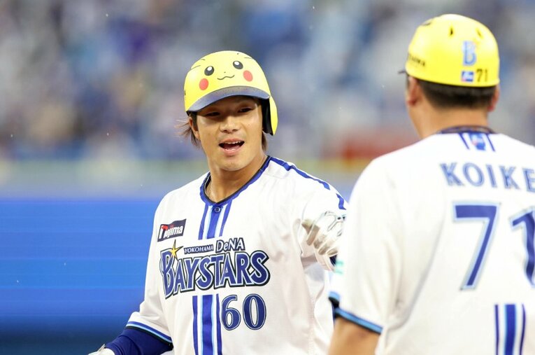 ピカチュウヘルメットを被ってプレーするDeNAの知野直人。6月30日～7月2日の限定で着用されたヘルメットができるまでの話を担当者に聞いた ／ photograph by JIJI PRESS