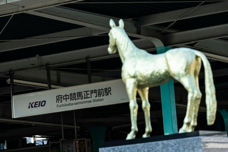 駅前、黄金の馬・アハルテケ