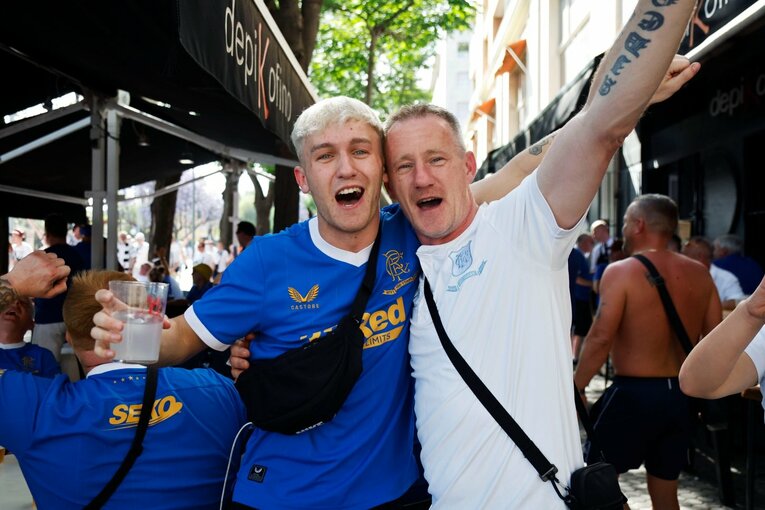 鎌田大地の号泣と“日の丸スパイク”に思い出す4年前の「カタールW杯には絶対出たいですよ」 長谷部誠とのEL優勝写真に“秘められた熱量”とは(6)