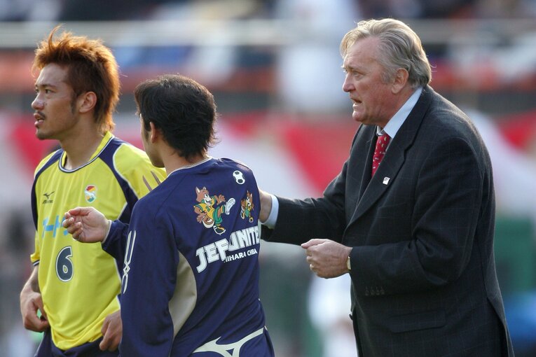 2005年ナビスコ杯決勝で、自ら抜擢したキャプテン阿部に指示を出すオシム　©Tamon Matsuzono