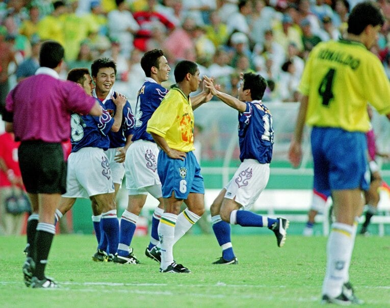 決勝ゴールを決めて城に祝福される伊東（8番）　©JIJI PRESS