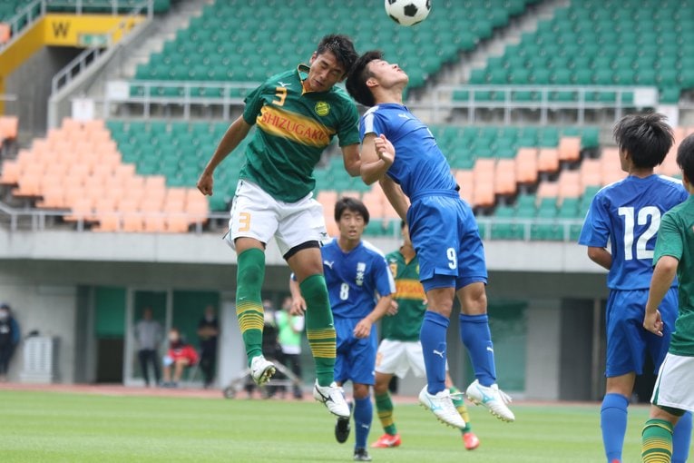 インターハイ静岡県予選決勝で静岡学園（緑）と対戦した清水東（青）　©︎Takahito Ando