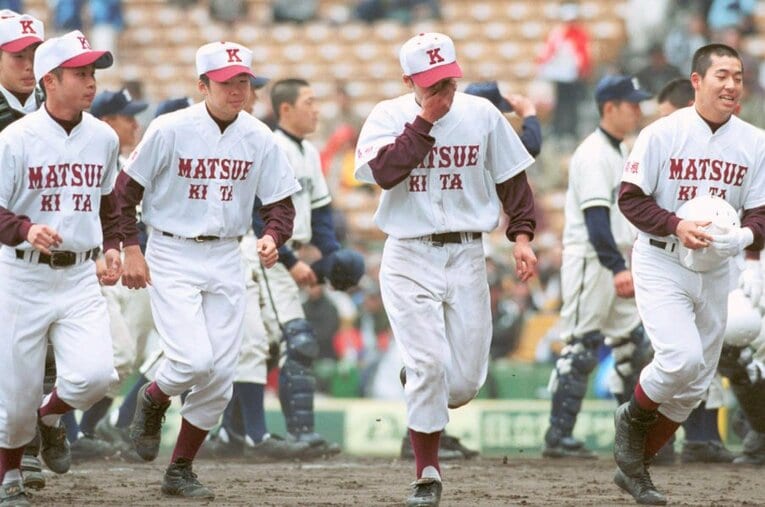 2002年、55年ぶりにセンバツに出場した松江北高。エースとして先発した楠井一騰は一浪ののち、東大合格を果たす ／ photograph by KYODO