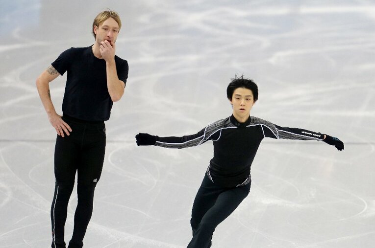 2014年ソチ五輪での羽生結弦とエフゲニー・プルシェンコ。ロシアの“皇帝”は羽生を「フィギュアスケート史上最大のスター」と評した ／ photograph by JIJI PRESS