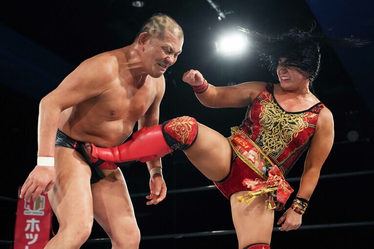 鈴木みのるのボディを蹴る里村明衣子　©Essei Hara