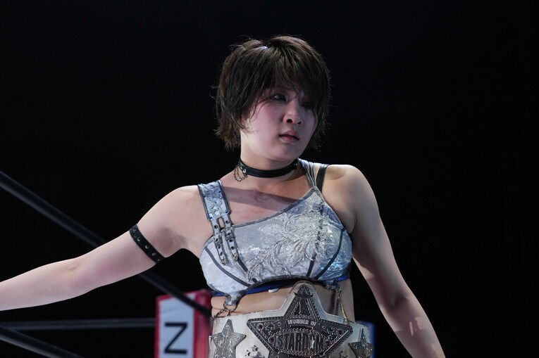 うつろな表情でリングをあとにする　©Essei Hara