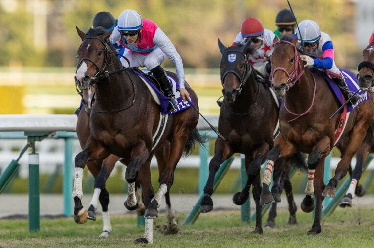 12月18日の朝日杯FSを制したドルチェモアと坂井瑠星 ／ photograph by Photostud