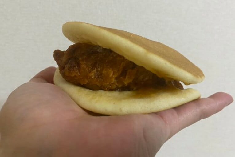 「バター風味のパンケーキ」と「ななチキ」を挟んで食べるのがクレアさん流　