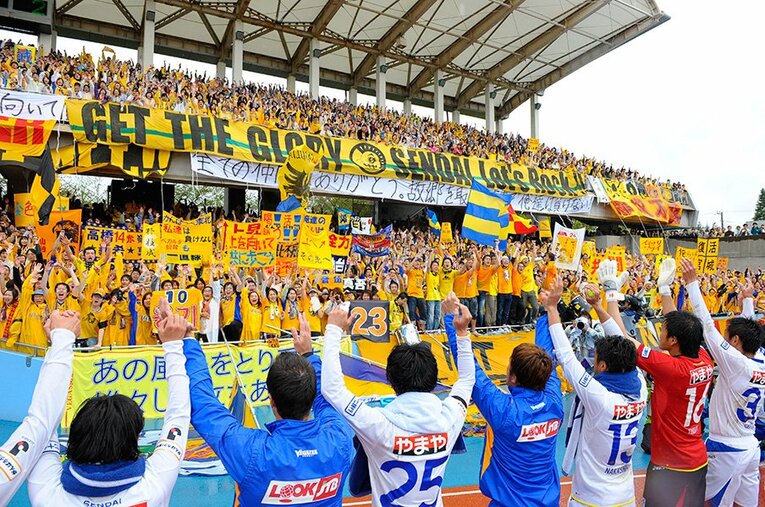 劇的な逆転勝利後、サポーターと喜びを分かち合う仙台イレブン。ここから手倉森監督とベガルタの躍進が始まった。 ／ photograph by Toshiya Kondo