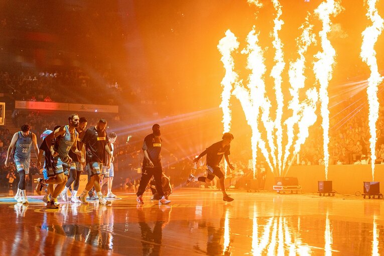 10.4 [SAT] 14:05 佐賀バルーナーズVS滋賀レイクス　今シーズンのチームスローガンは「BE A FLAME」。個人の火がチームとなって大きな炎となる　©Shiro Miyake