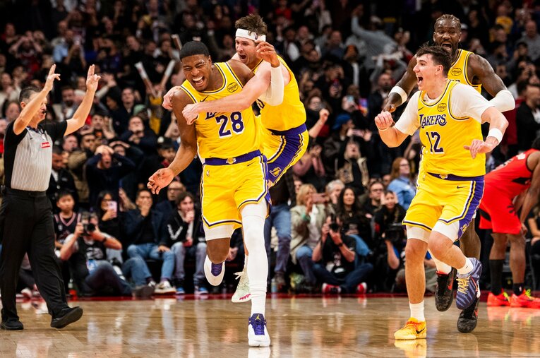 勝利に導く3Pシュートを決め、喜びを爆発させるレイカーズ八村塁（27歳） ／ photograph by Andrew Lahodynskyj/Getty Images