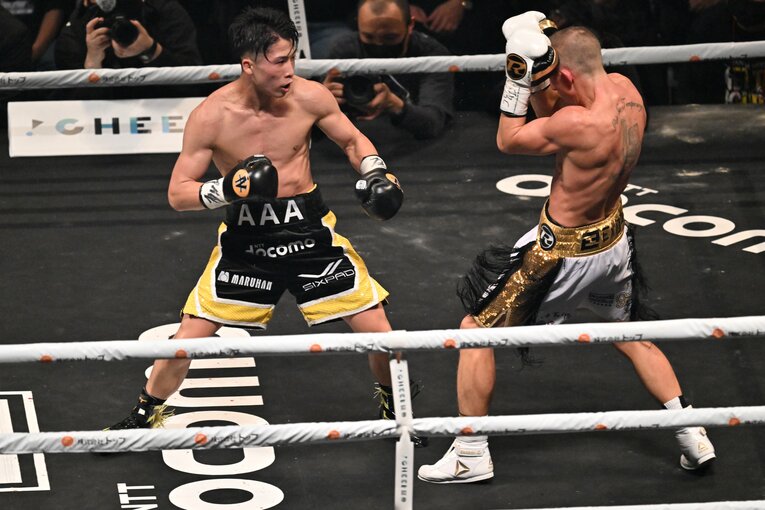 まさか…“後ろ手組み”でバトラーのパンチを待つ井上。そこから一転攻勢を仕掛ける（3／4）　©Naoya Sanuki