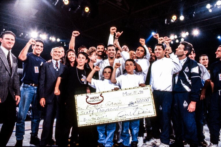 1994年3月、『UFC 2』で優勝したホイスとの記念写真。父エリオや兄ホリオン、弟のホウケル、ホイラーもいる　©Susumu Nagao