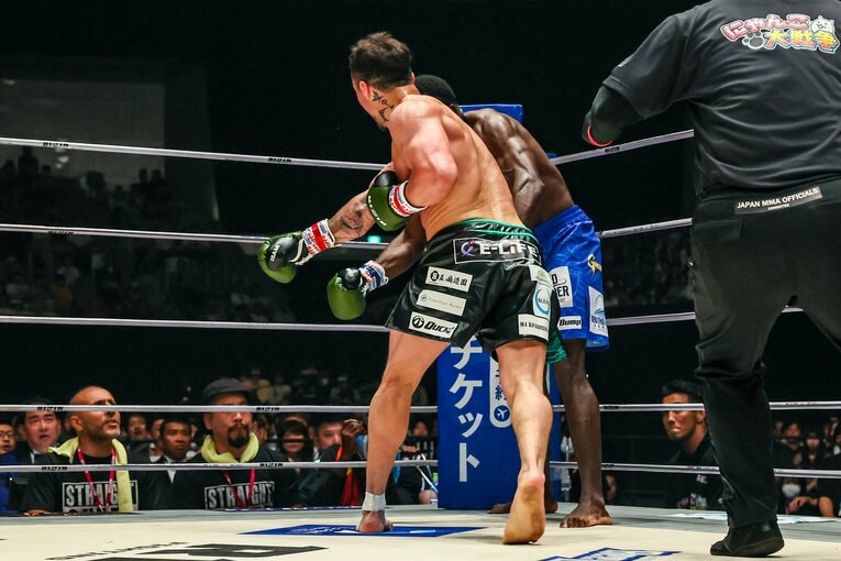 木村“フィリップ”ミノルのパンチでロクク・ダリが失神した危険なシーン（1枚目／全3枚）　©RIZIN FF Susumu Nagao