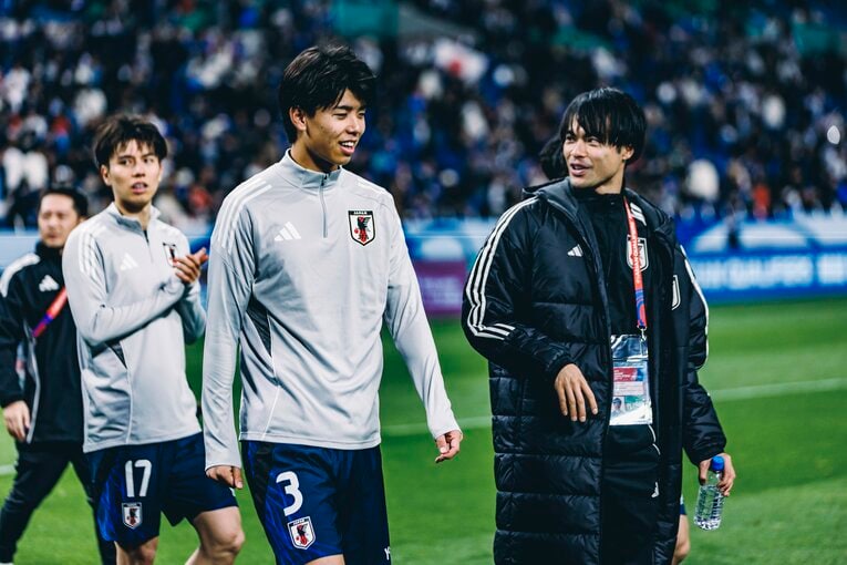 三笘薫と言葉をかわす高井幸大。フロンターレ勢同士で嬉しそう　©︎Kiichi Matsumoto