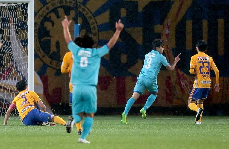 2017年天皇杯2回戦、ベガルタ仙台戦でゴールを決める三笘薫　©︎Sankei Shimbun