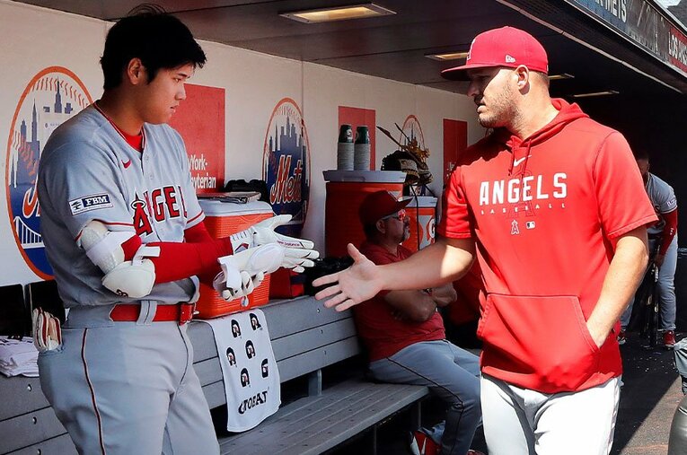 WBCでも対戦し、エンゼルスではアベック弾で何度も共演してきた大谷翔平とトラウト。大谷の残留だけでなく、トラウトの「生涯契約」も揺らいでいる ／ photograph by Getty Images