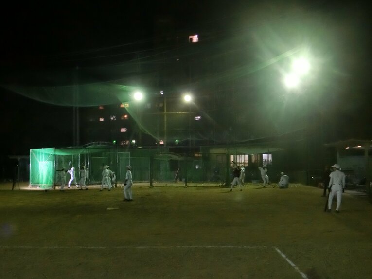 【東大・京大合格者も…東筑高校とは？】わずかな照明施設を活用し、完全下校20時ギリギリまで練習する（2018年撮影） ©Yuki Kashimoto