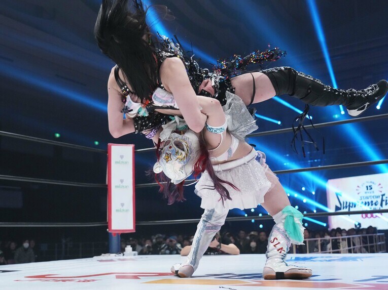 タイガースープレックスで上谷沙弥を投げるスターライト・キッド　©Essei Hara