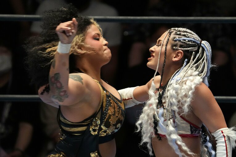 ジュリアにラリアットを放つナイチンゲール　©Essei Hara