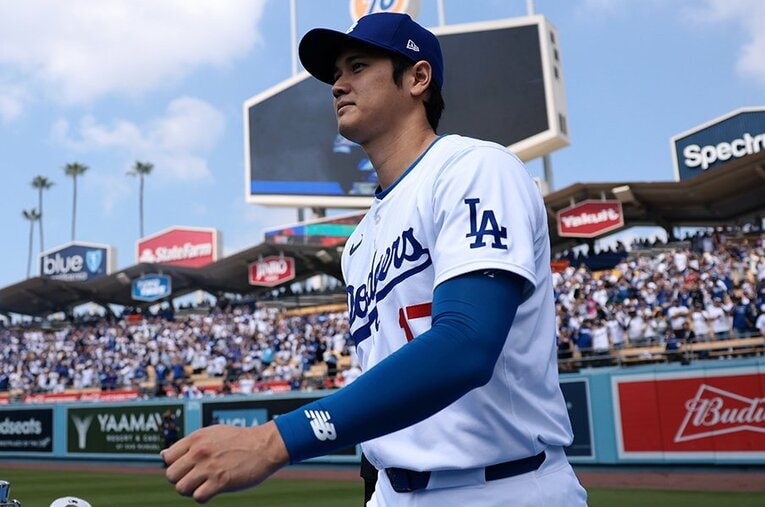 ドジャースタジアム開幕戦で紹介され、入場する大谷翔平。現地ファンや球場の雰囲気はどんなものだったのか ／ photograph by Katelyn Mulcahy/Getty Images