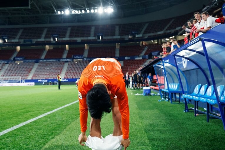 久保建英がGK姿？奇跡の残留に歓喜、“ズボンを抜いだお宝写真”も… 「苦しんだタケのリーガ3年目」をカメラマン視点で振り返る(34)