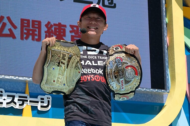 8月7日、フジテレビ前のステージでファン公開のワークアウトを行った堀口。女性や子供のファンも駆けつけていた。 ／ photograph by Norihiro Hashimoto