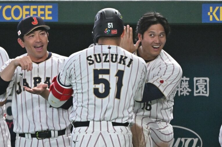 WBC韓国戦でホームランを放った鈴木誠也をベンチで祝福する大谷翔平　©Hideki Sugiyama