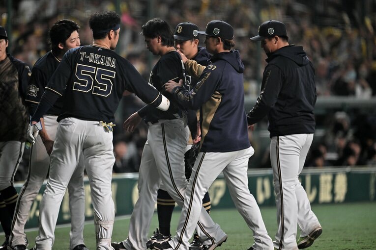 降板する宇田川を三塁側ベンチ前で出迎える仲間たち。チームワークの良さが伝わる光景だった　©Hideki Sugiyama